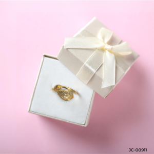 Gold Textured Leaf Ring – Nature’s Elegance in Golden Sparkle