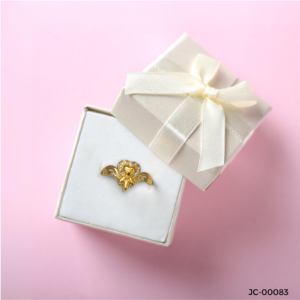 Heart and Floral Motif Gold Ring with Crystal Accents – Romantic Elegance